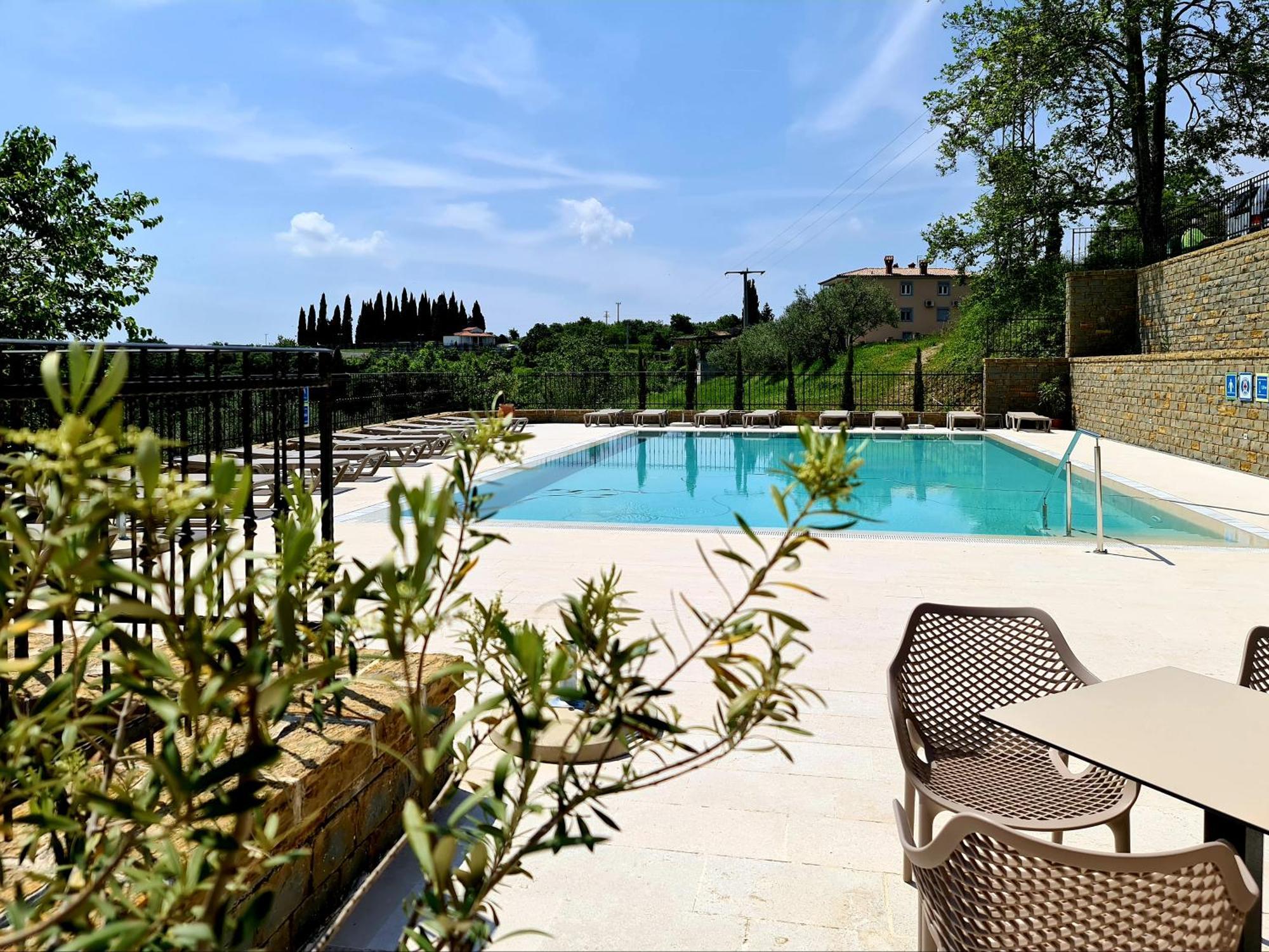 Hotel Stara šola - Oleander Resort Korte Exteriör bild