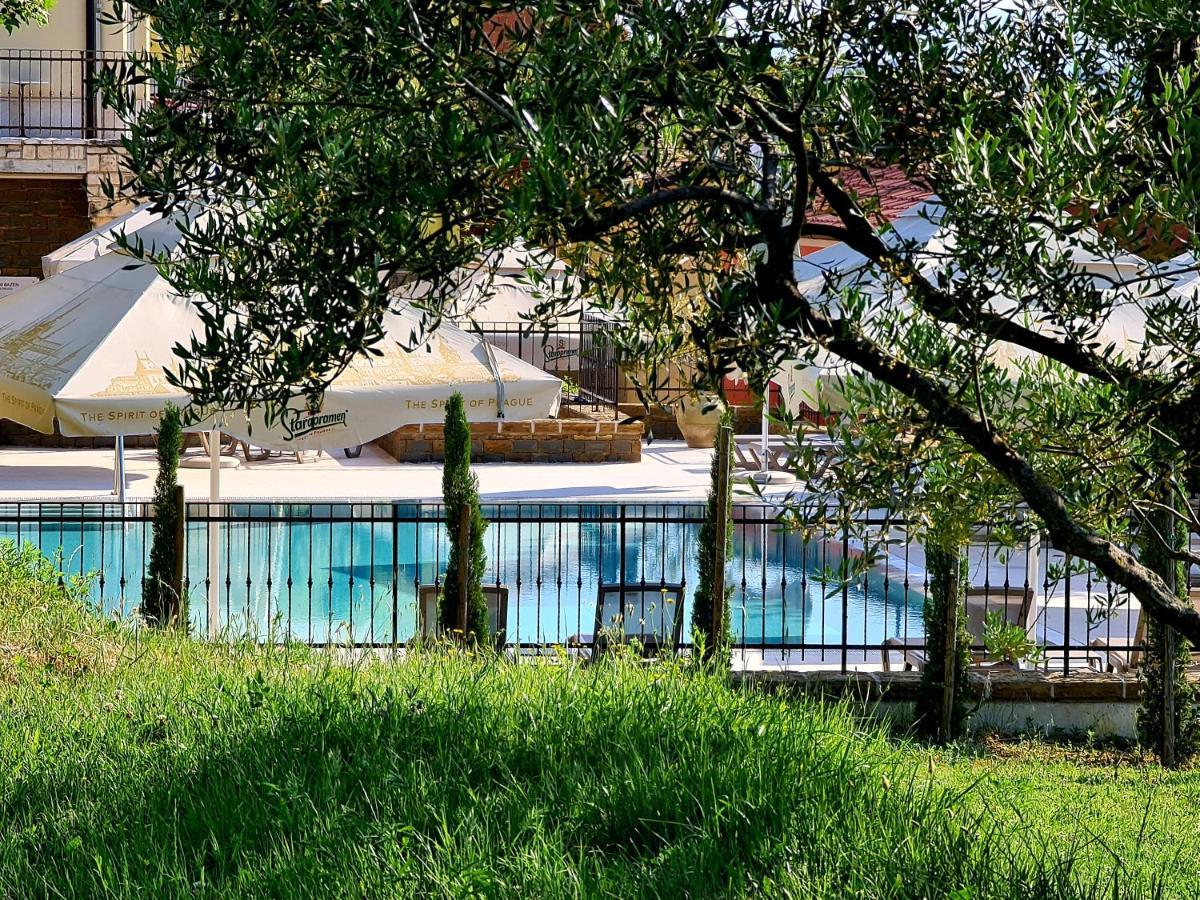 Hotel Stara šola - Oleander Resort Korte Exteriör bild