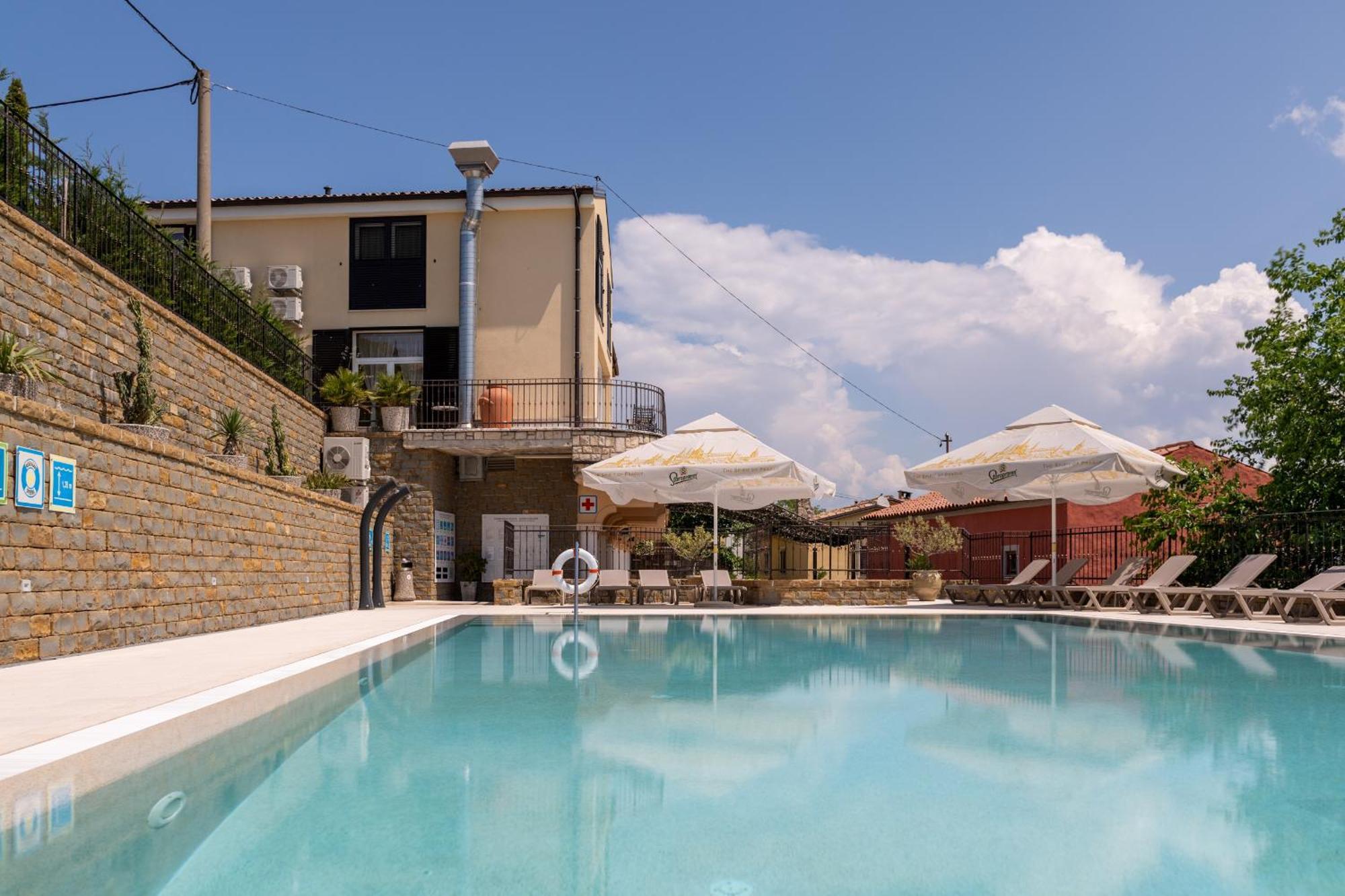 Hotel Stara šola - Oleander Resort Korte Exteriör bild
