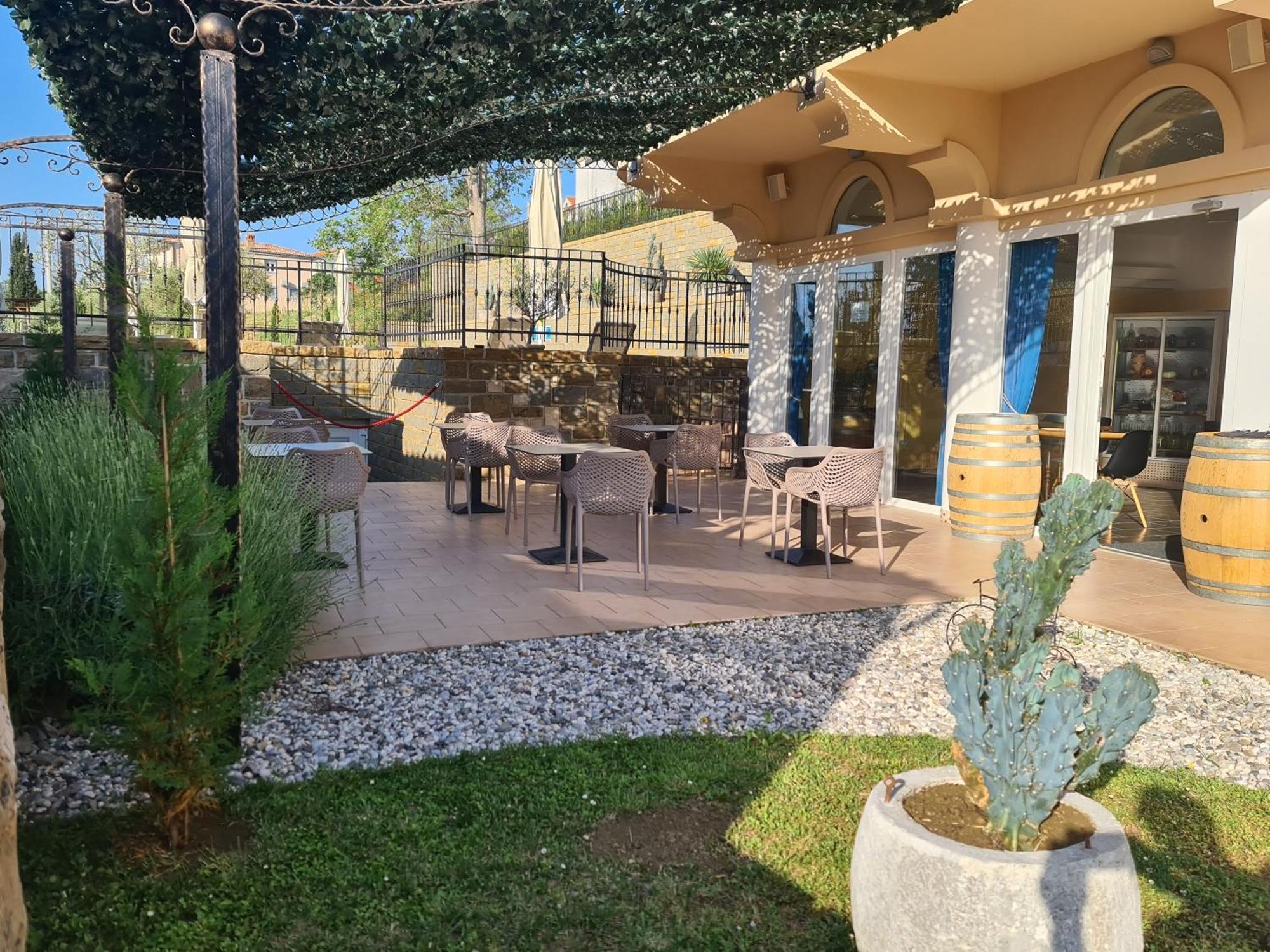 Hotel Stara šola - Oleander Resort Korte Exteriör bild
