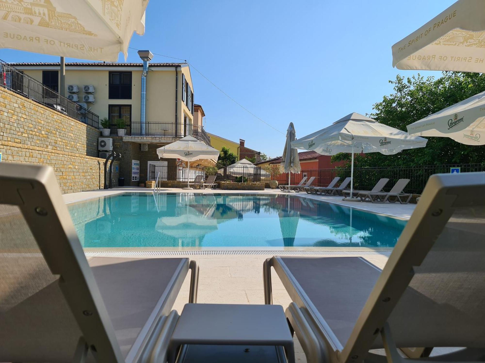 Hotel Stara šola - Oleander Resort Korte Exteriör bild